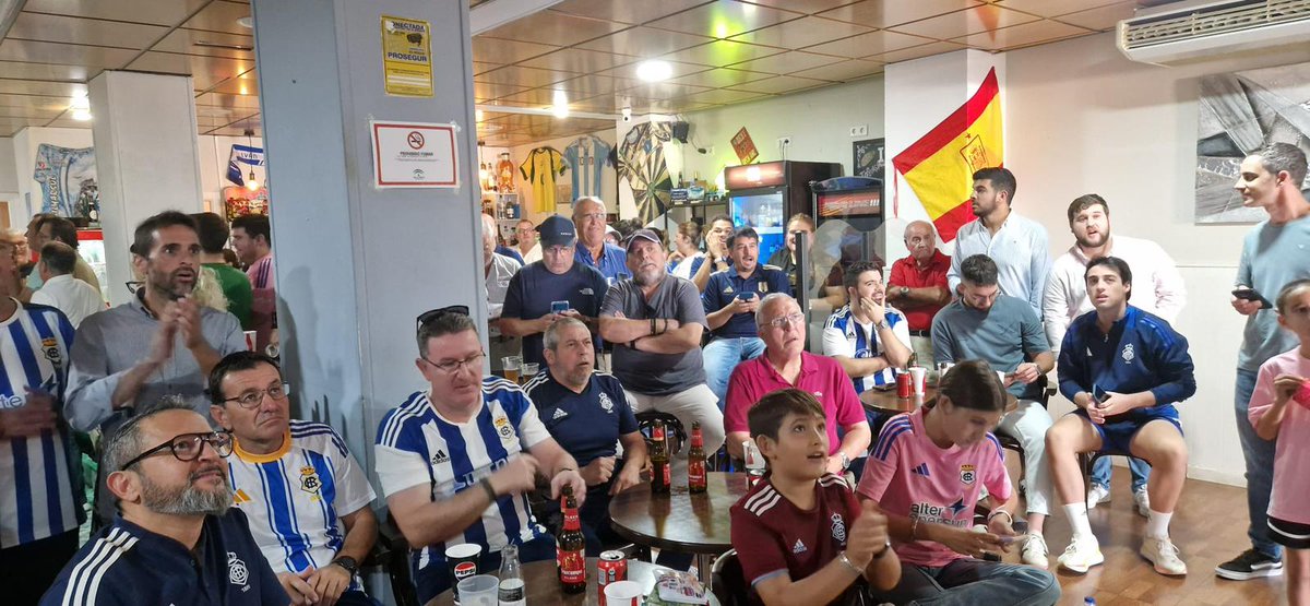 marin_pena76978's tweet photo. Un domingo más disfrutando de nuestro Recre en familia 💙🤍⚽
Y celebrando una victoria más que necesaria para seguir en la lucha 💪💙🤍 https://t.co/sNnI9HQNik