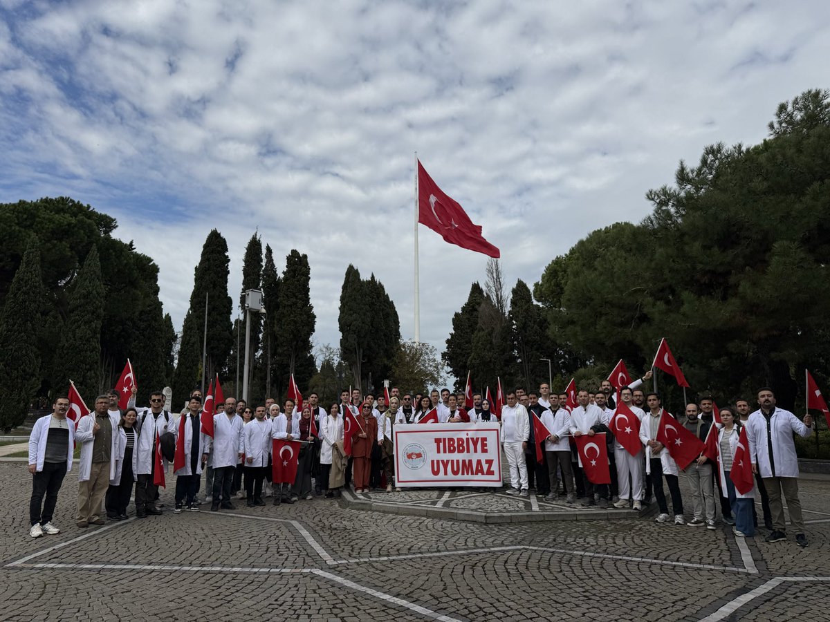 Saygıdeğer Kamuoyu ve Şerefli Türk Milletine, 

Bugün, Türk Tıbbiyelileri olarak, bu topraklarda Türk’ün hikayesini anlatan en mukaddes mevkilerden birinden, Edirnekapı Şehitliğinden size sesleniyoruz. 

Bu şehitlik; İstanbul’u fethedip bize yurt kılan ecdada, Balkan Harbinde,