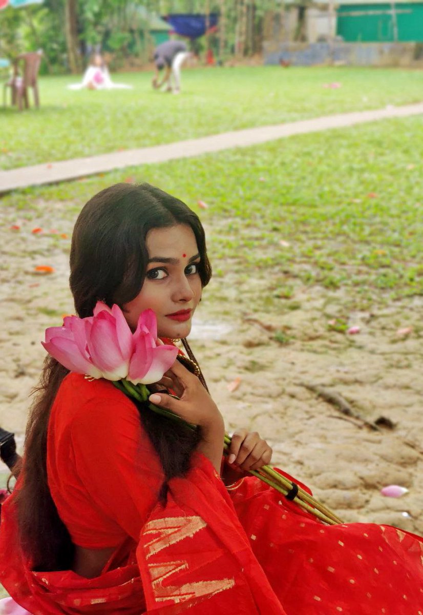 কামিনী বসিলো ভাব অঙ্গে। 🪷