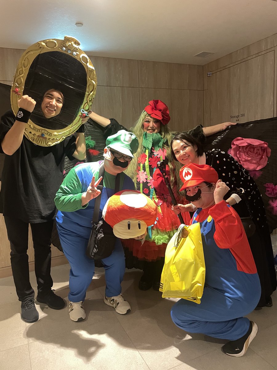 NiSHi4432's tweet photo. 沼ハロウィン🎃
初参加だったのでどんな仮装(コスプレ)がいいのか分からず、無難にマリオブラザーズ🍄

イベントは楽しく、料理もgood!!
グッズもTシャツも良き良き✨
また来年も参加できるかな

一緒に写真撮影してくれた方々ありがとうございました

#numa738
#沼ハロウィン
#ダブルツリー北谷 https://t.co/EjTYRfm4WE