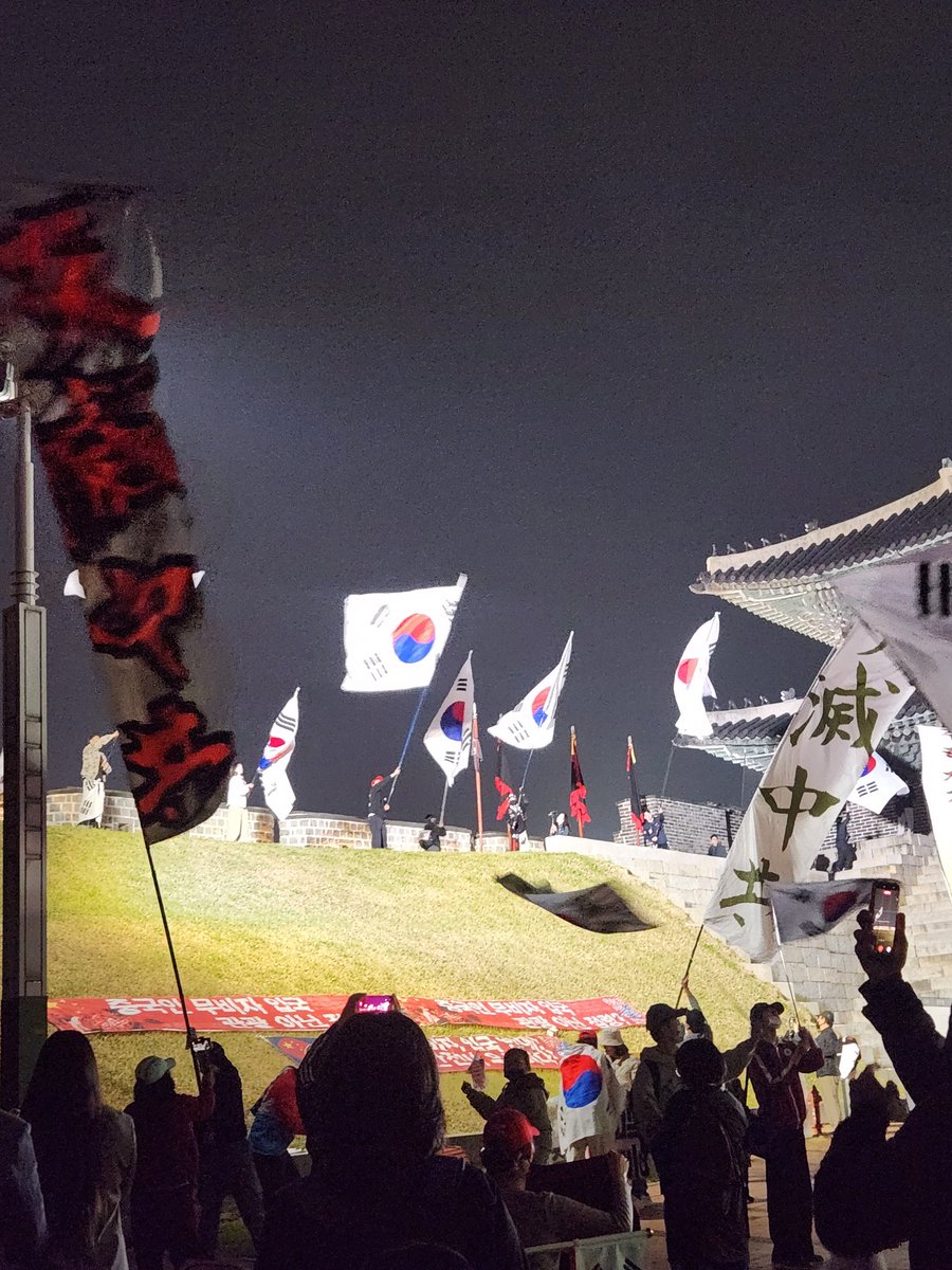 luc_ky_rrrr's tweet photo. 25.10.26 수원 민초결사대 윤어게인행진
찢죄명사형
시진핑개새끼
차이나리 아웃
#윤어게인 #찢죄명사형 #이재명사형
#YoonAgain #FreeYoon
#JailLee #YesYoon #NoLee
#ChinaLeeOut
#WeAreCharlieKirk
#이재명화형식때쥐불놀이공연함
#한동훈은그옆에묶어둘거임 https://t.co/A0l4GtJ2DN