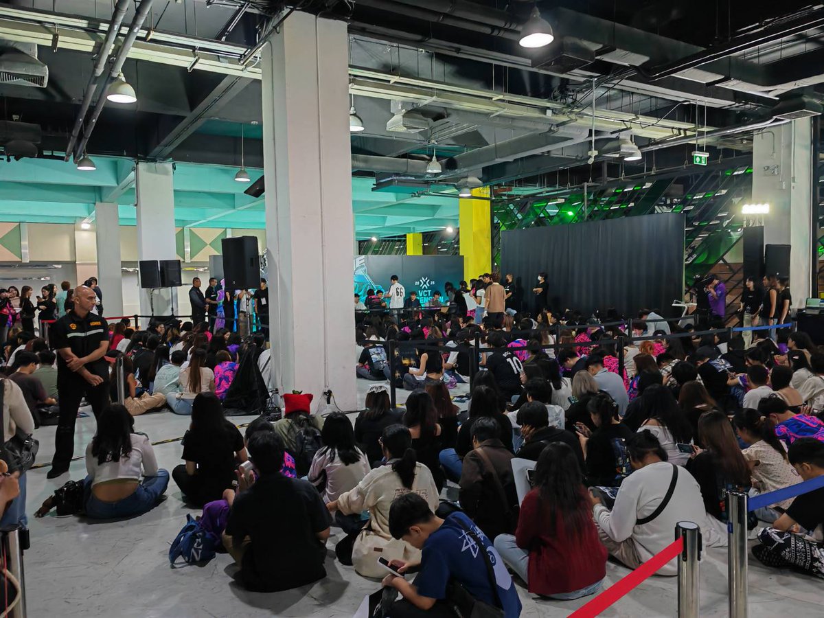 🕹️ ครั้งแรกกับงาน VALORANT Esports Thailand: Ascension Pacific 2025 🎯

ที่ Imperial World สำโรง

สุดสัปดาห์ที่ผ่านมาเป็นครั้งแรกที่ผมได้มีโอกาสไปดูการแข่งขัน Esports แบบสด ๆ กับตาตัวเอง — บอกเลยว่าบรรยากาศมันต่างจากการนั่งดูสตรีมอยู่บ้านมาก! 🔥

ทันทีที่เดินเข้าพื้นที่จัดงาน