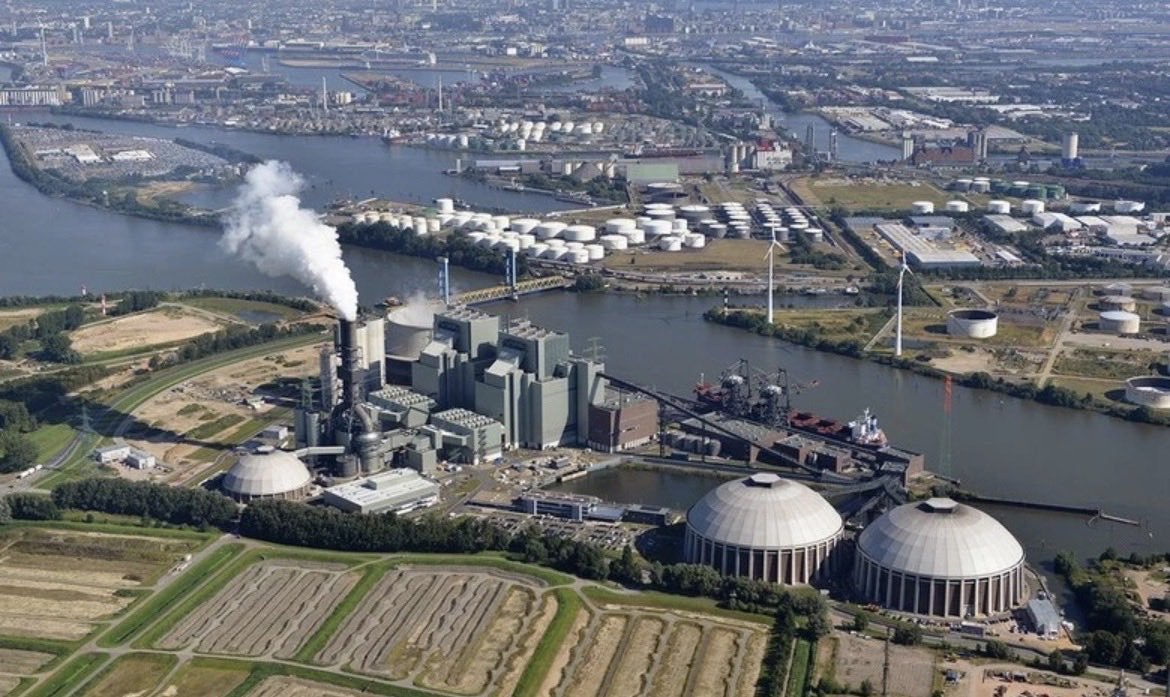 Politik &amp; Forschung:
Das neue Wasserstoff-Beschleunigungsgesetz soll Verfahren vereinfachen und Projekte beschleunigen.
Fraunhofer ISI &amp; TU Dresden erforschen Importstrategien und Nutzung von Überschussstrom für H₂-Erzeugung.

#GreenHydrogen #Forschung