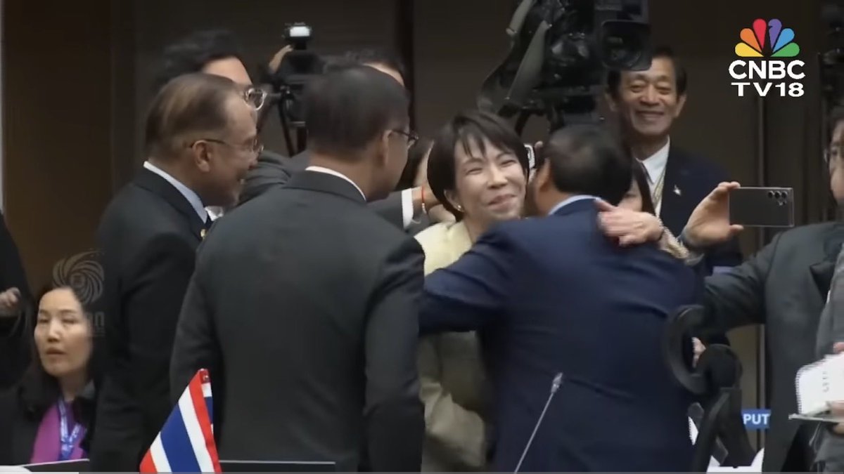 高市総理と石破総理の外交比較がすごい‼️

上→座ったまま握手する石破総理
　　誰とも挨拶せずにスマホをポチる石破総理

下→各国の首相と笑顔で挨拶してハグする高市総理

本当に総理が変わってよかった😄