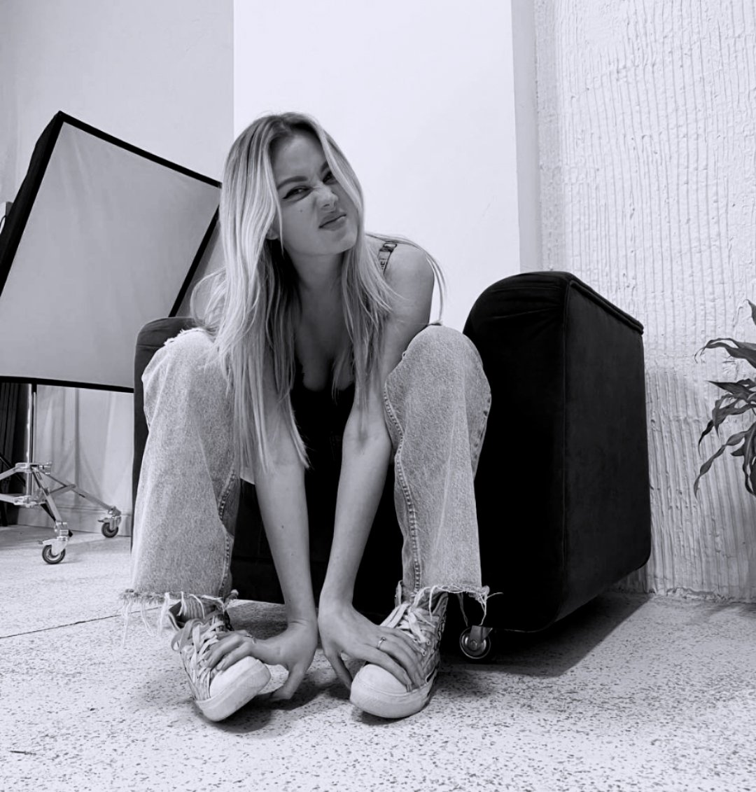 мне тут сказали надо рекламу сделать.приходите сегодня в клуб тот самый где тимати чиксы танцуют на мой dg сет, маму с собой тоже возьми, нафига дома киснуть.
алкоголь пей, котики не ешь всё давай жду!