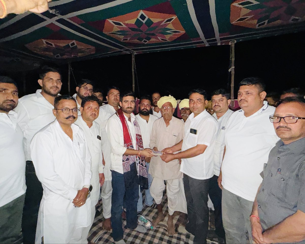 VinodJakharIN's tweet photo. जैसलमेर बस हादसे में मेघवाल समाज के पूरे परिवार की दर्दनाक मृत्यु ने सभी को गहरे दुख में डाल दिया है। आज मैंने अपने साथियों के साथ पीड़ित परिवार से मुलाक़ात कर उन्हें श्रद्धांजलि अर्पित की तथा शोक संतप्त परिजनों को सांत्वना दी। साथ ही, साथियों के सहयोग से परिवार को 20 हजार रुपए की सहायता राशि प्रदान की !

सरकार द्वारा इस परिवार के प्रति दोहरा रवैया अपनाया जा रहा है। जहाँ अन्य मृतकों के परिजनों को प्रति व्यक्ति ₹10 लाख का मुआवज़ा दिया जा रहा है, वहीं इस परिवार के पाँच सदस्यों की मृत्यु के बावजूद उन्हें मात्र ₹25 लाख की सहायता राशि प्रदान की जा रही है । यह अन्यायपूर्ण और असमान व्यवहार है, जो सरकार की दोहरी नीति को उजागर करता है।

मैं सरकार से माँग करता हूँ कि इस परिवार को प्रति मृतक ₹10 लाख के अनुसार कुल ₹50 लाख का उचित मुआवज़ा तत्काल प्रदान किया जाए, ताकि न्याय हो सके और परिवार को आर्थिक राहत मिल सके !
#VinodJakhar