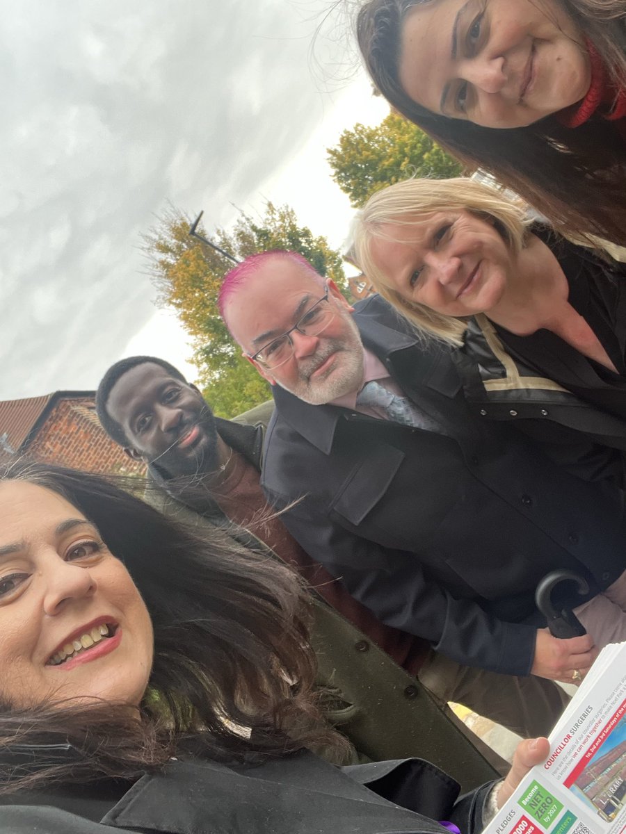 #TeamNoelPark out on the doorstep today in Salisbury road and Morley Avenue. Thank you to Deputy Mayor <a href="/JoanneMcCartney/">Joanne McCartney</a> for joining us. 

If we missed you and there are any casework issues you’d like to raise with us please get in touch: 

peray.ahmet@haringey.gov.uk