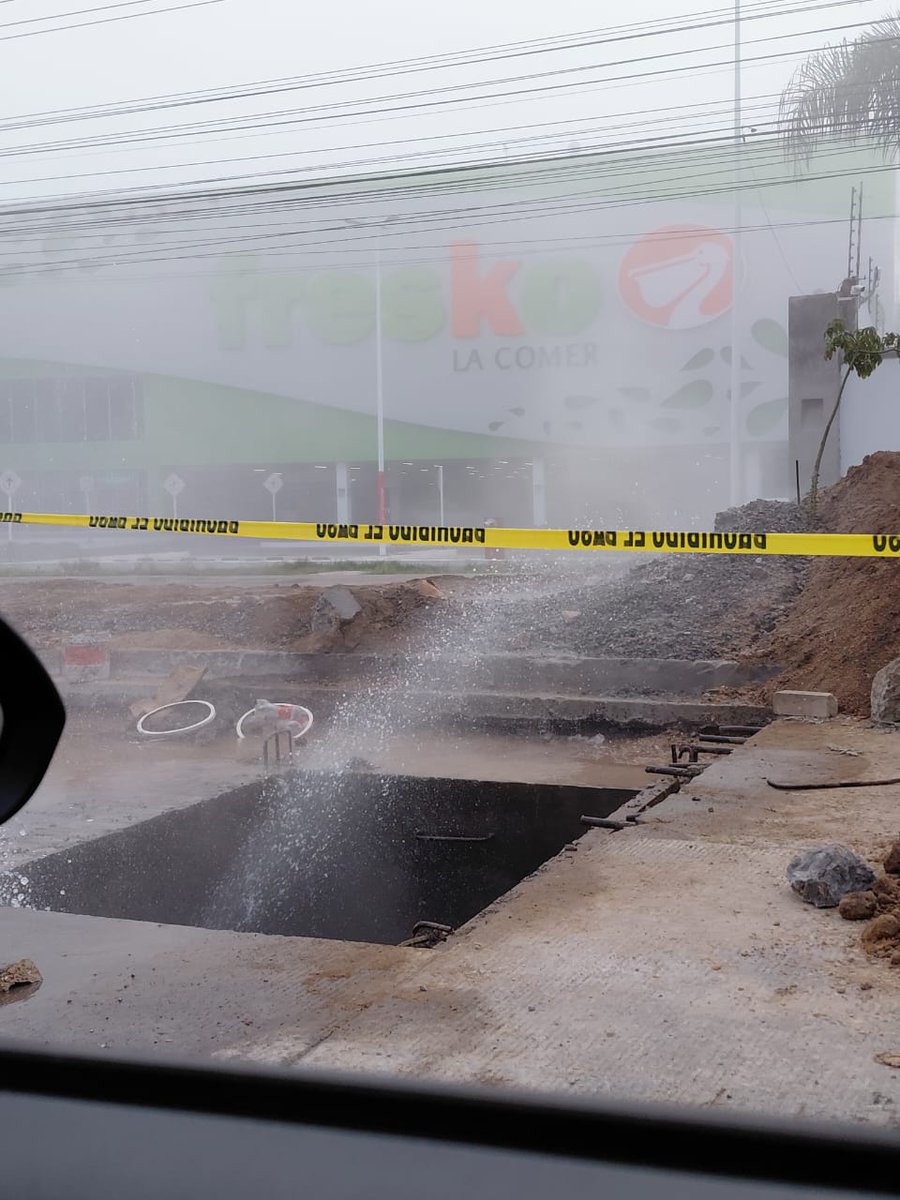 LindaMoralesG's tweet photo. Fuerte fuga de agua en av. Aviación, frente a Fresko, esto debido a reparaciones... no hay gente trabajando en este momento ni de obras ni de Siapa.
¡atención @siapagdl! 

@Trafico_ZMG @zona3noticias https://t.co/GQqtxKAlhh