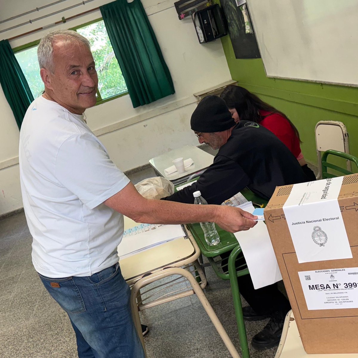 Hoy decidimos que rumbo de país queremos. Le pido a los cordobeses que se acerquen a votar,  es importante que participen, y se comprometan. 

Necesitamos un congreso que dialogue , que deje de lado los insultos y logre consensos para solucionarle el problema a muchos argentinos.