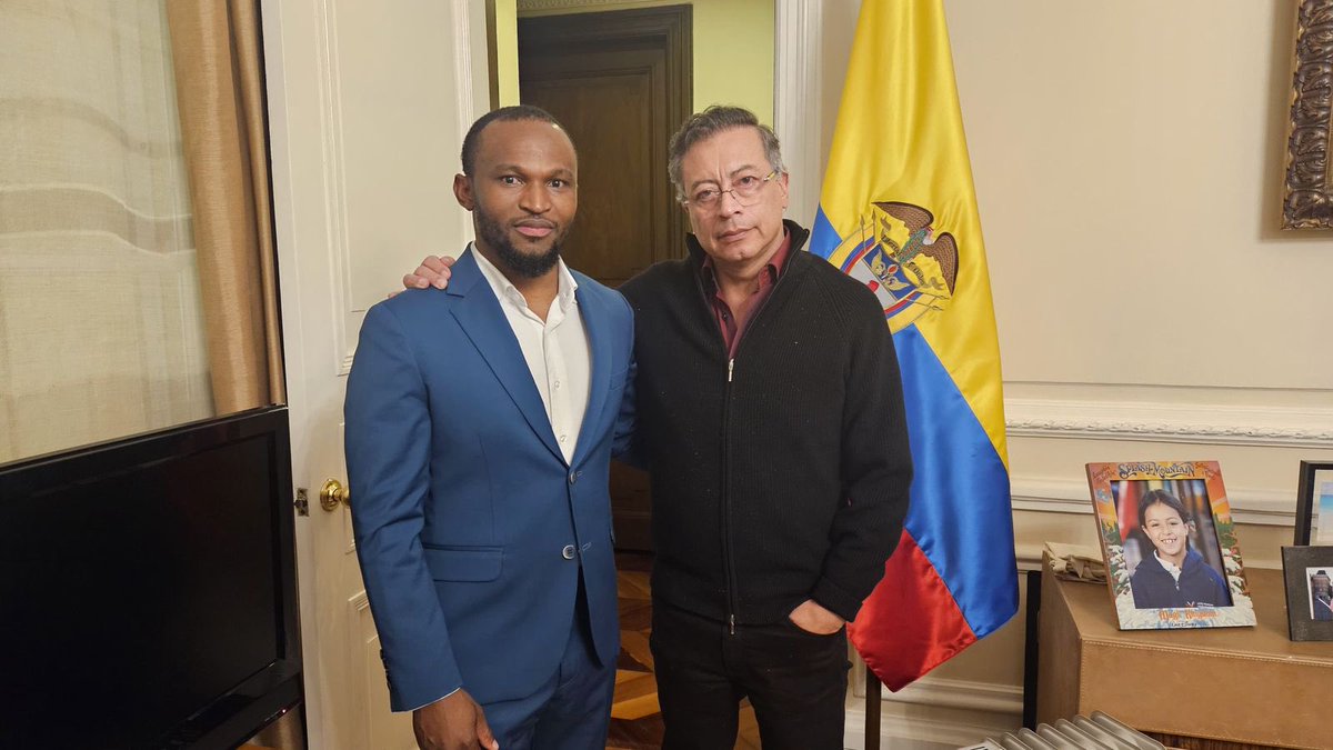 bantuashanti's tweet photo. Gracias presidente por votar por mi al senado con el 89 y depositar su confianza en este proyecto.

Vamos rumbo al triunfo ✊🏾

#YoVoto89Senado https://t.co/WxoRJoudkb