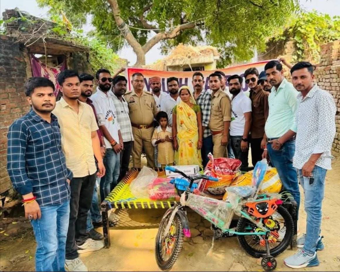 #लखीमपुर_खीरी से इंसानियत की मिसाल 🙏
रामापुर चौकी इंचार्ज दिनेश कुमार पांडे ने अनाथ बच्ची की जिम्मेदारी उठाई,
पढ़ाई और देखभाल का खर्च खुद उठाने का संकल्प लिया।
यूथ वॉरियर टीम ने भी मदद के लिए बढ़ाया हाथ,
समाज में जलाई मानवता की नई मशाल! #Lakhimpurkheri