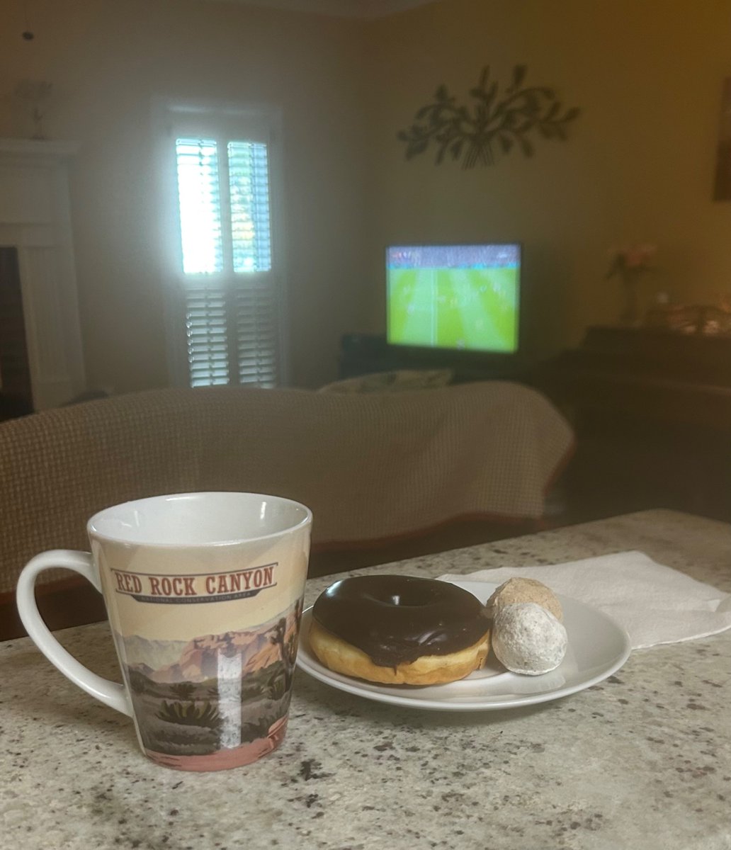 coffee, donuts &amp; arsenal to start a sunday morning ☕️⚽️