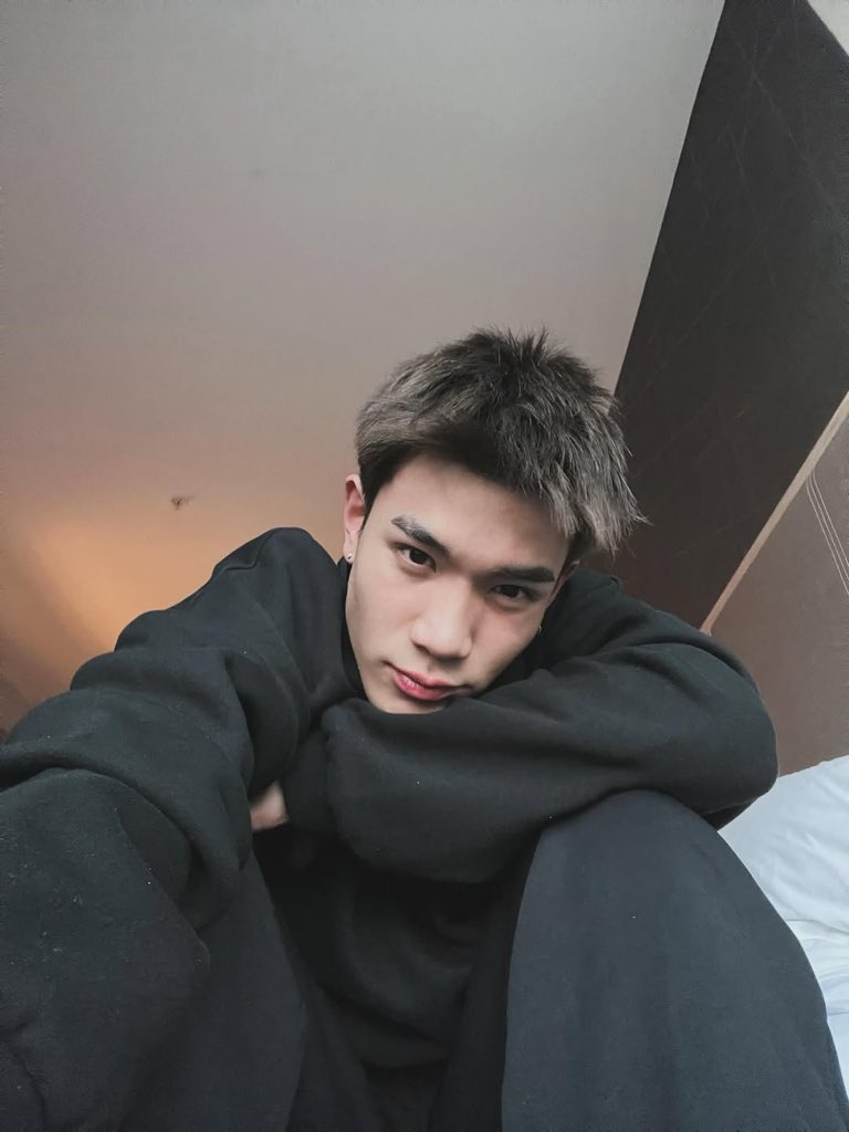 fourttwt's tweet image. bantu pilihin ava dong gais 🙏