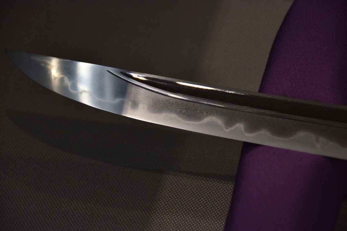 現代刀職展2025　‐今に伝わるいにしえの技‐
66研磨の部　平造　優秀賞03
氏名：大門　健士郎
備州長船盛光 応永三十年八月日①

Nikon Ⅾ7200
AF-S DX NIKKOR 18-140mm
写真前半 刃文担当
AF-S Micro NIKKOR 85mm
写真後半 地鉄担当