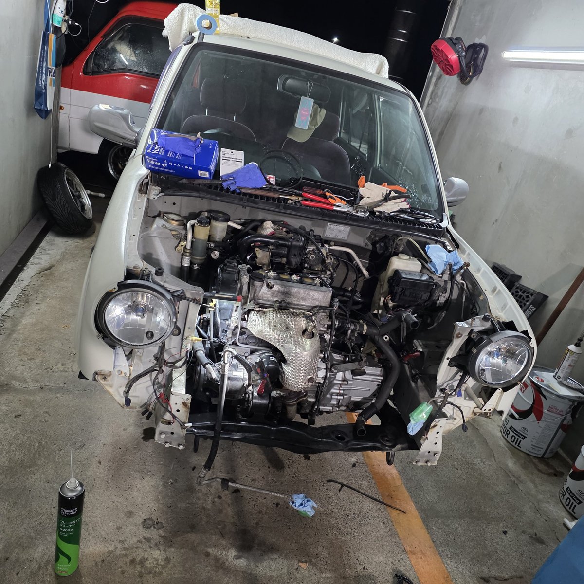 昨日今日で大まかなエンジン載せ替えは終了🫶

オイル吹いてるエンジンだったから下ろしてからの掃除がマジで大変だった😂

ほんとはエアコンはバラさずにエンジン降ろしたかったけど、うちの設備じゃ色々都合が悪くてコンデンサー外した🙄