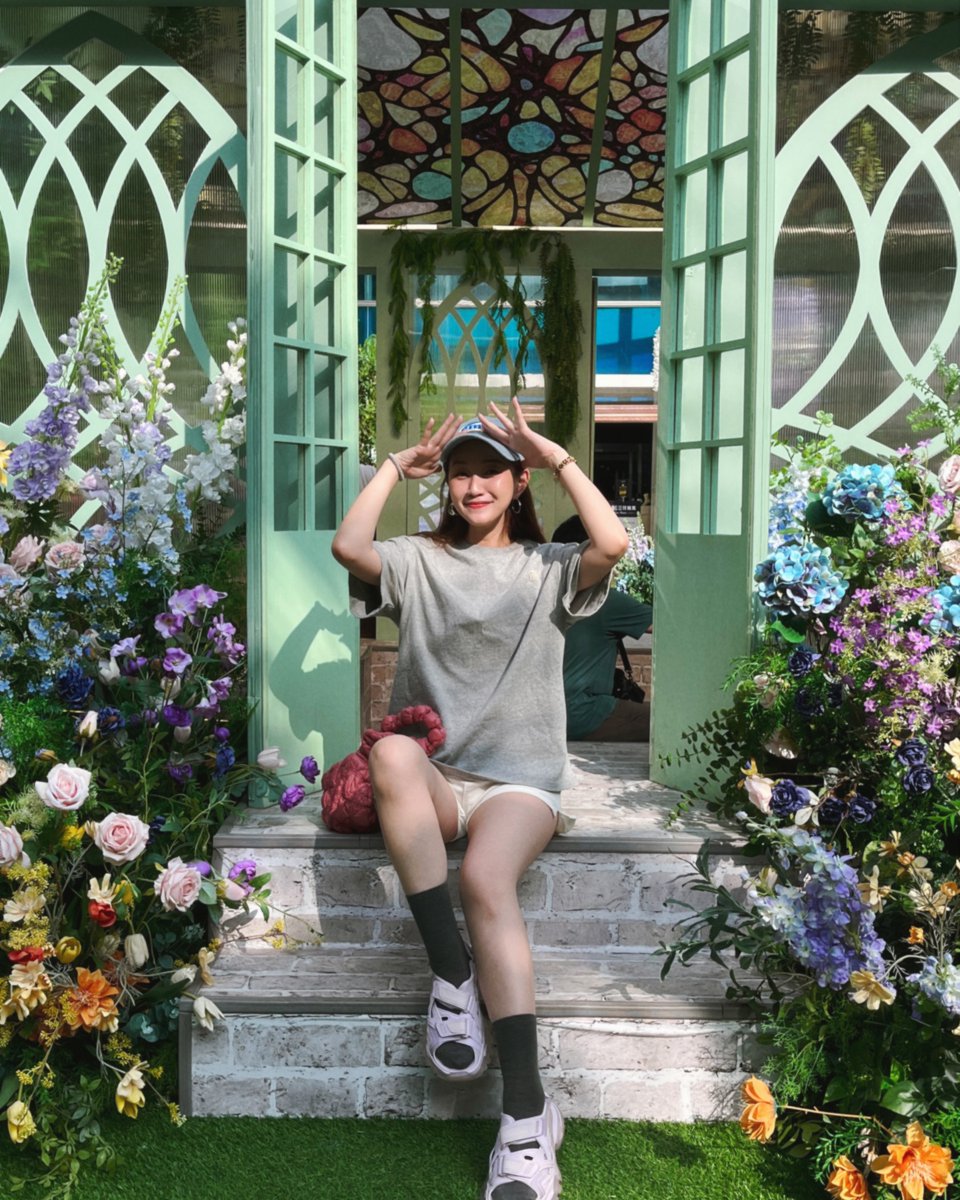 stophackingmeyo's tweet photo. Sunshine, flowers, and little moments that make life bloom🌿 https://t.co/CklkuOlZZo