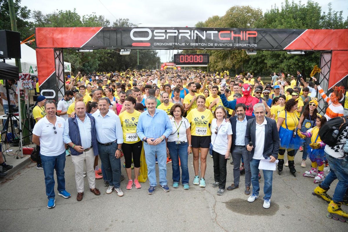 saludand's tweet photo. 🏃‍♀️🏃‍♂️Más de 6.000 corredores han llenado hoy el Parque del Alamillo de Sevilla en una marea amarilla de solidaridad. 💛

#tuskilometrosnosdanvida vuelve a demostrar que la lucha contra el cáncer infantil une a familias, médicos y a toda una sociedad.

#SanidadAndaluza https://t.co/xp8P2iU6pi