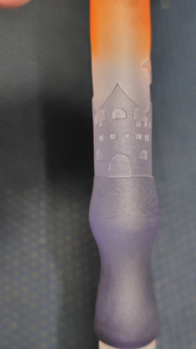 #ASTROCRAFT さん( <a href="/astrocraft_suzu/">ASTRO CRAFT</a> )の「ハロウィン」🎃🏰🦇

磨りガラスの軸で紫色からオレンジ色へのグラデーションも綺麗✨
🎃に🦇に🏰に🪦も散りばめられていてハロウィン気分満載ですね🎵

 #ガラスペン