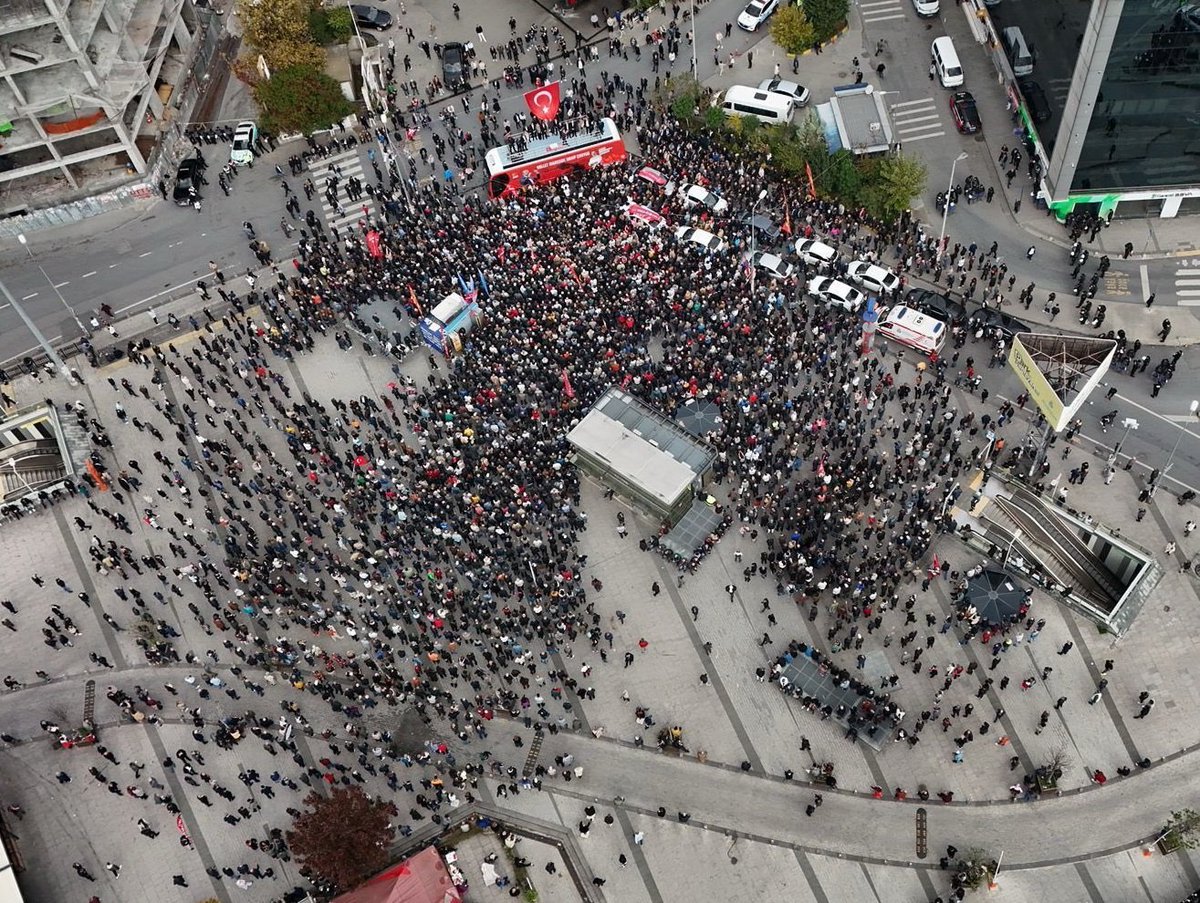 <a href="/FUATUGUR/">Fuat Uğur🇹🇷</a> Adamlar nasıl da profesyoneller ama

Alandaki kalabalığı fazla göstermek için , ana merkezden  uzaklaştıkça, kişiler arasındaki mesafeyi de gittikçe açmışlar.

Bu sayede,  otobüsten yayın veya foto çekince  on binlerce kişilik bir kitle oluşuyor.

Chp paylaşım fotolarına bakın.