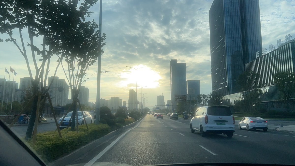 ccci1925's tweet photo. 总不能天天搞黄色吧，今年过得真快，浅秋，薄念。 https://t.co/sVO7LYjrC6