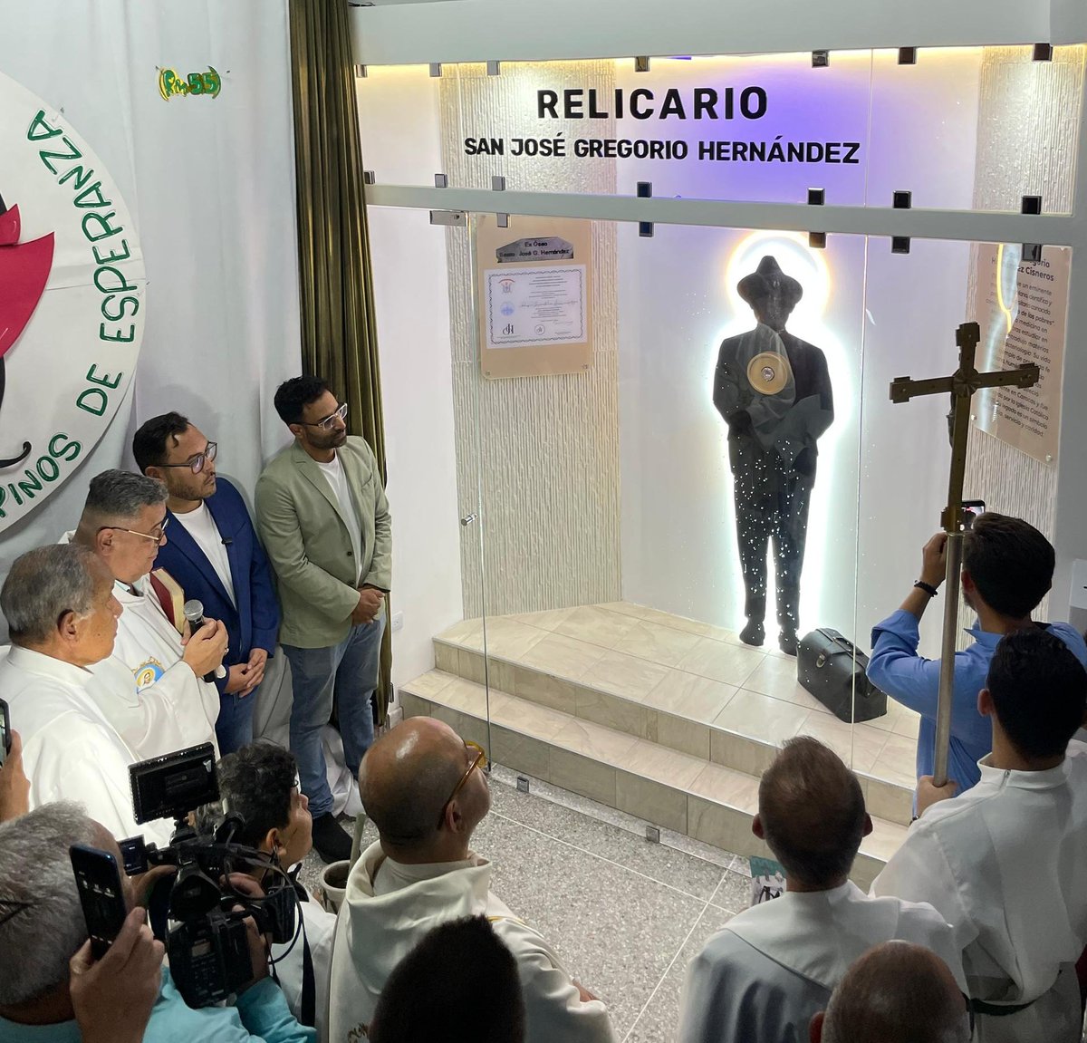 Alcalde de Los Salias <a href="/edgarlayaj/">Edgar Laya</a> develó Relicario de San José Gregorio Hernández en acto multitudinario eltequeño.com/alcalde-de-los… vía <a href="/ElTequeno/">El Tequeño</a>