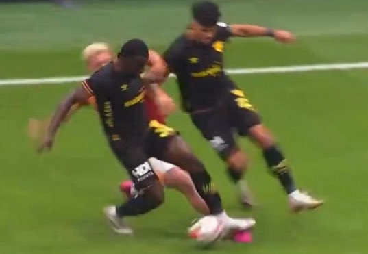 Sallai’nin de ayağına basıldı sarı vermedi. Hadi sarıyı geçtim şurda faulu Göztepe’ye verdi amk