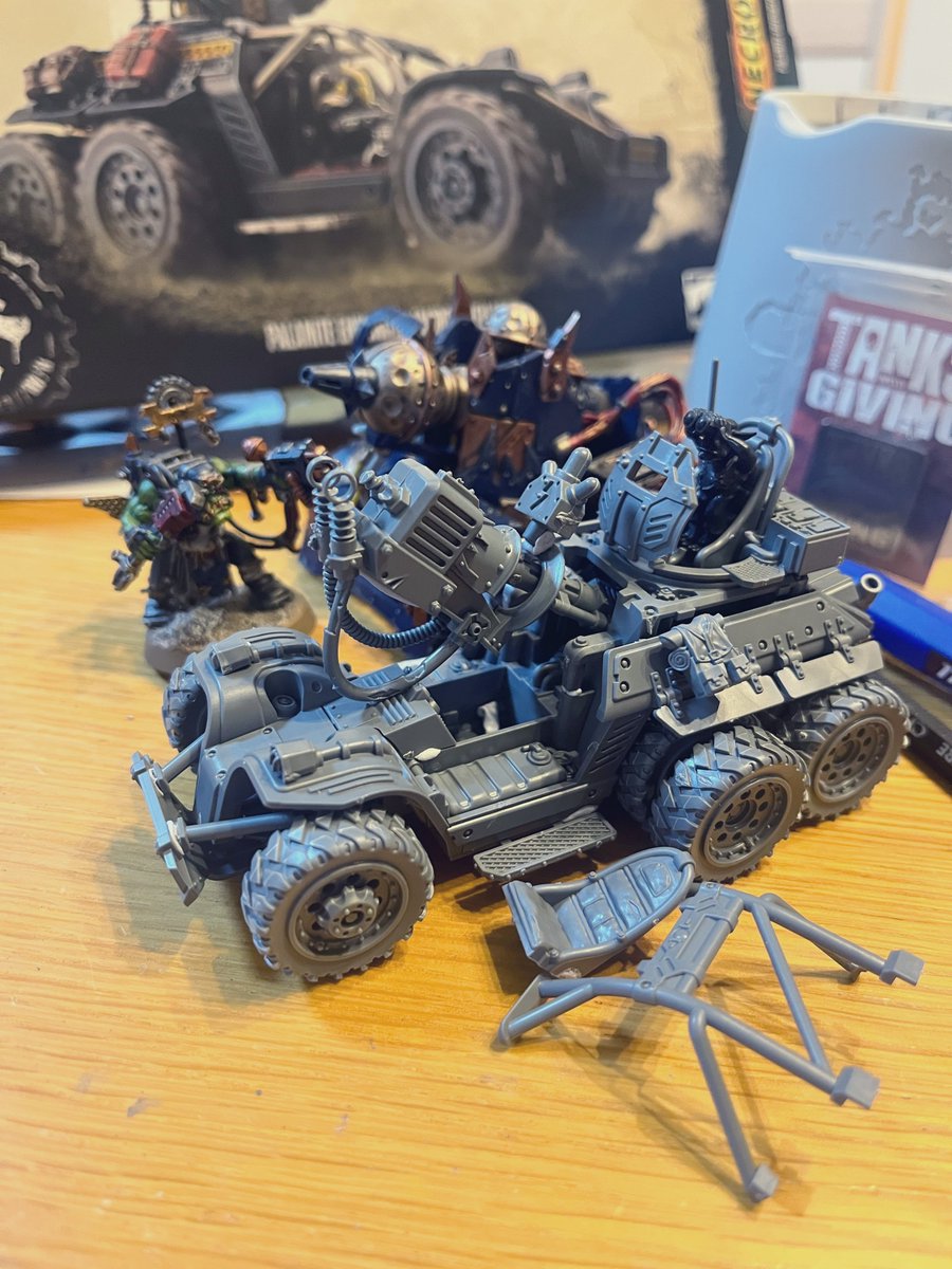 bon2msg's tweet image. かっぱらってきたヤツに、こうしてカスタム・メガカノンをペッタン！
アトはジャマな前をスッパリやって、アレコレすりゃ〜サイコーなメクガンが出来上がるってスンポーよ🤪

#ork
#WarhammerCommunity