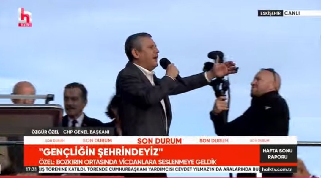 Şimdi de Eskişehir'de elementlerimizi savunuyor.
Vallahi bu adam CHP'yi iktidar yapacak.