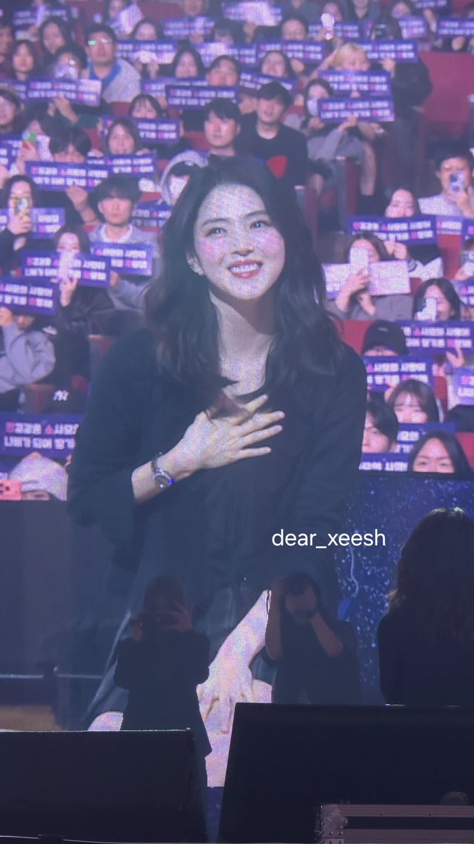 디어 tweet media