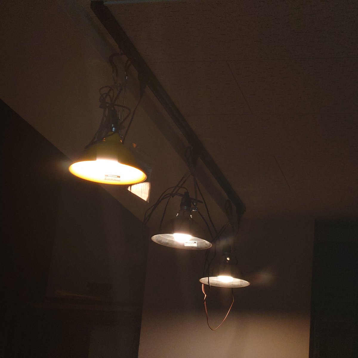 チェックスペースが照明が無く薄暗かったのでコンセントに接続するライティングレールを設置した