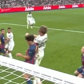_Futbolero_'s tweet photo. Han tenido que esperar a que el Barça tuviera 1.000 bajas y a que el árbitro les ayudara de nuevo para ganar el Clásico por la mínima. https://t.co/dQ9nWhdVyg