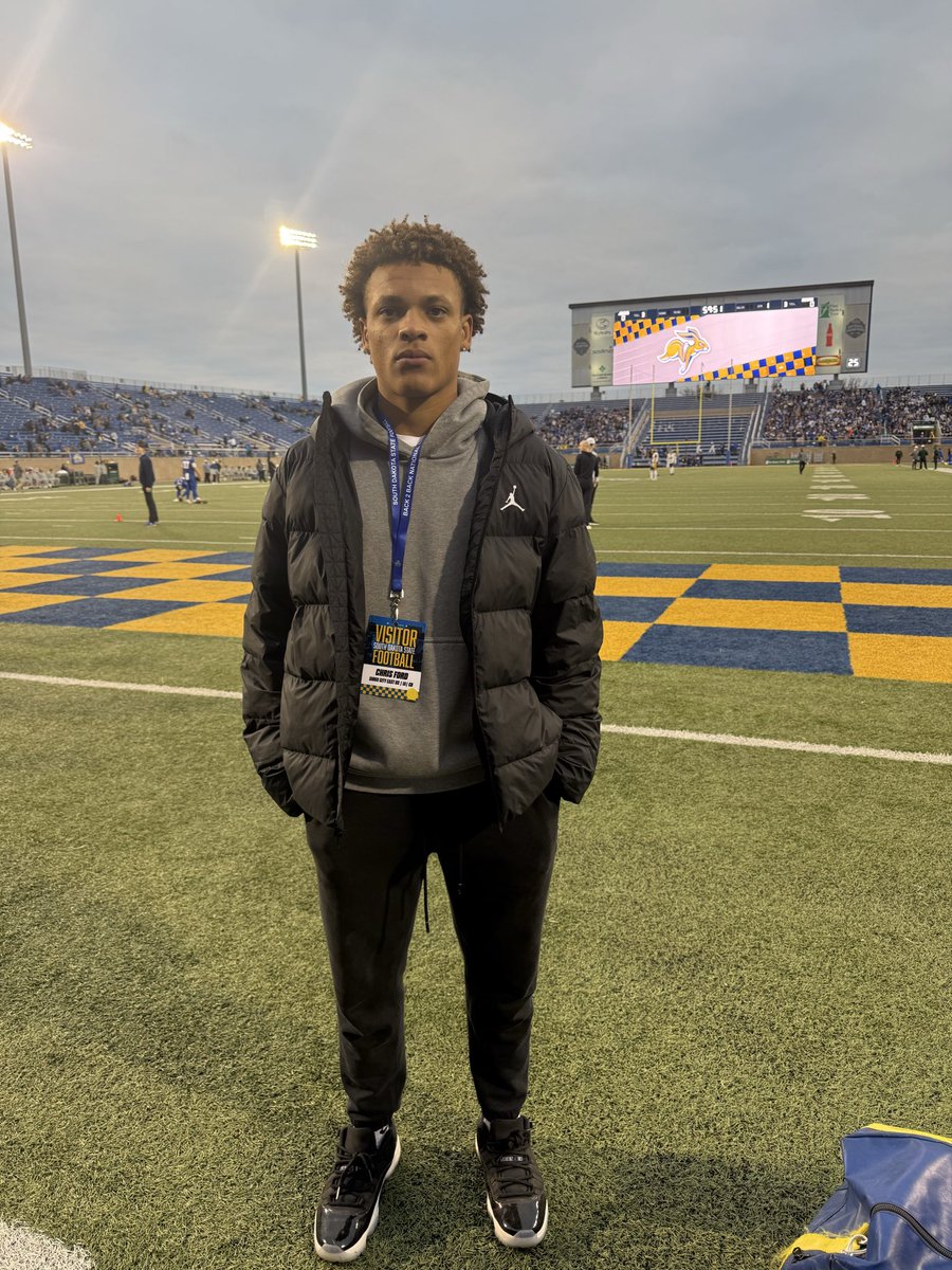 Had a great game day visit last night in Brookings South Dakota thank you for having me <a href="/CoachDtjackson/">Dan Jackson</a> <a href="/CoachMcLin/">Marcus McLin</a> <a href="/Coach_Bergy/">Brian Bergstrom</a>