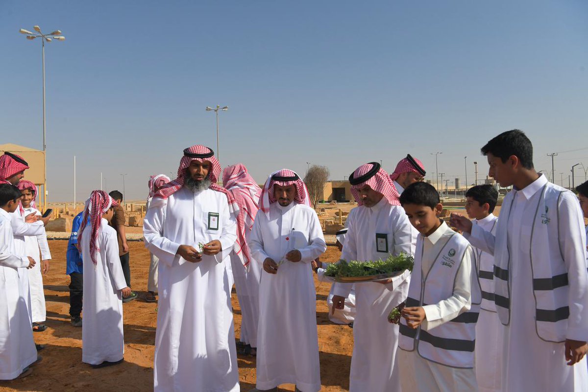 AlbraryJm's tweet photo. بأيدي أبنائنا طلاب مدارس تمير 
والمتطوعين 🌱
زُرعت اليوم بذور الجمال في ساحات مدينة تمير ضمن مبادرة زراعة البذور الربيعية، التي نفذتها جمعية البراري بالتعاون مع بلدية تمير  @TumairMunicipal 
معًا نغرس الأمل ونرسم مستقبلاً أكثر اخضرارًا 💚
#جمعية_البراري #السعودية_الخضراء https://t.co/JeLrGWoX7J