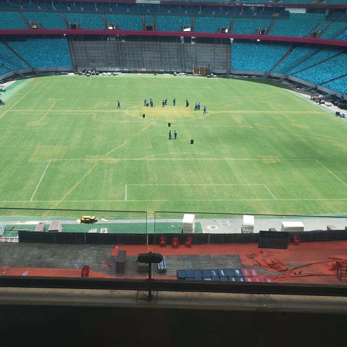 🚨 Estado atual do gramado da Arena Fonte Nova após o show “Tardezinha”, de Thiaguinho.

📸 (Via <a href="/leirodoinfo/">João Gabriel Leiro</a>)