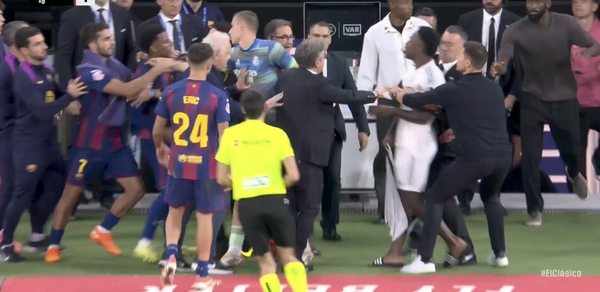 Barça Universal (@barcauniversal) on Twitter photo Of course it's Vinicius that initiates a fight. Of course it's Vinicius that initiates a fight.