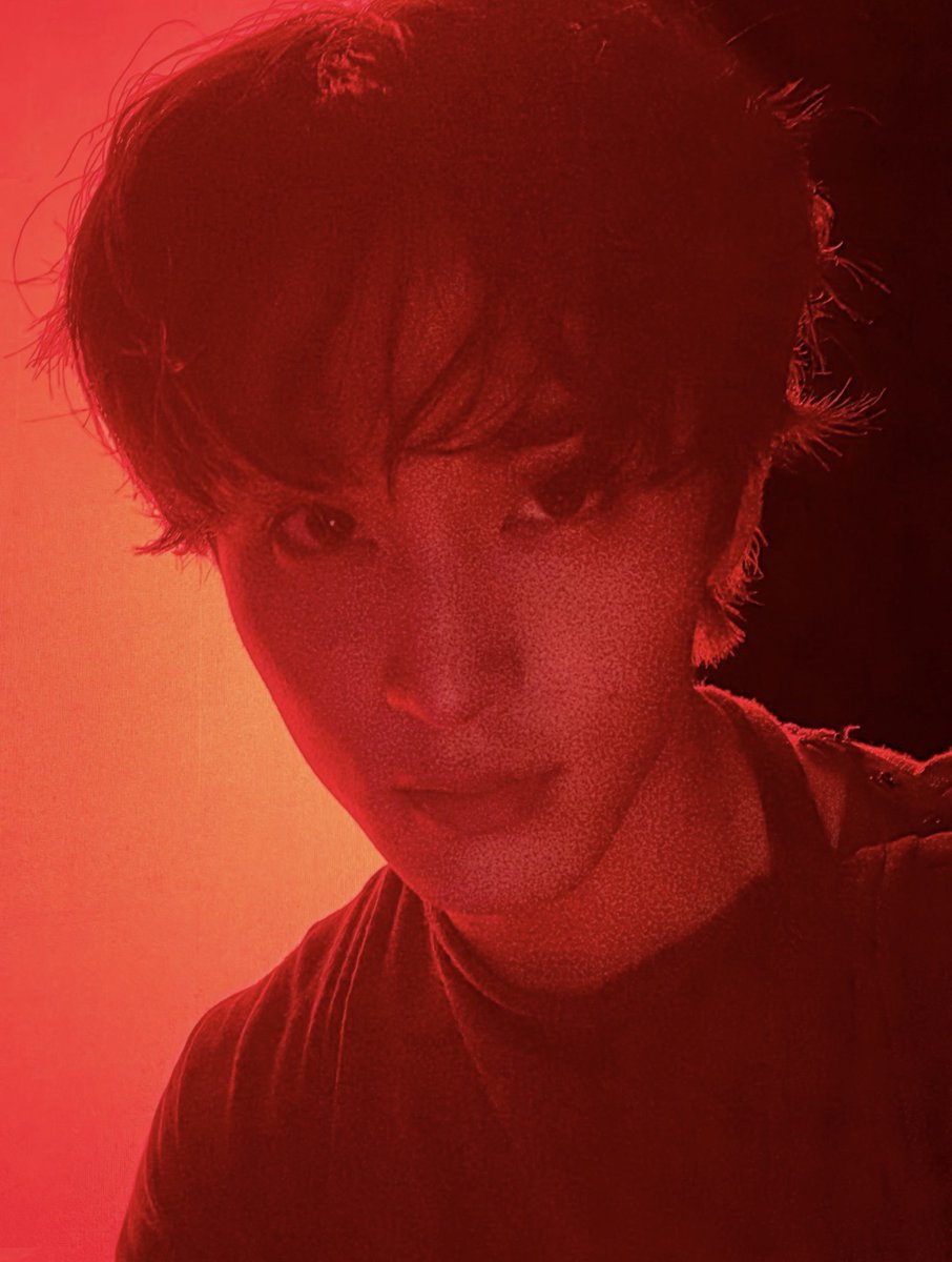 nctpopbase's tweet image. NCT’s MARK giving us bedroom eyes in this sexy red lighting and I barked a little, via 🫧.