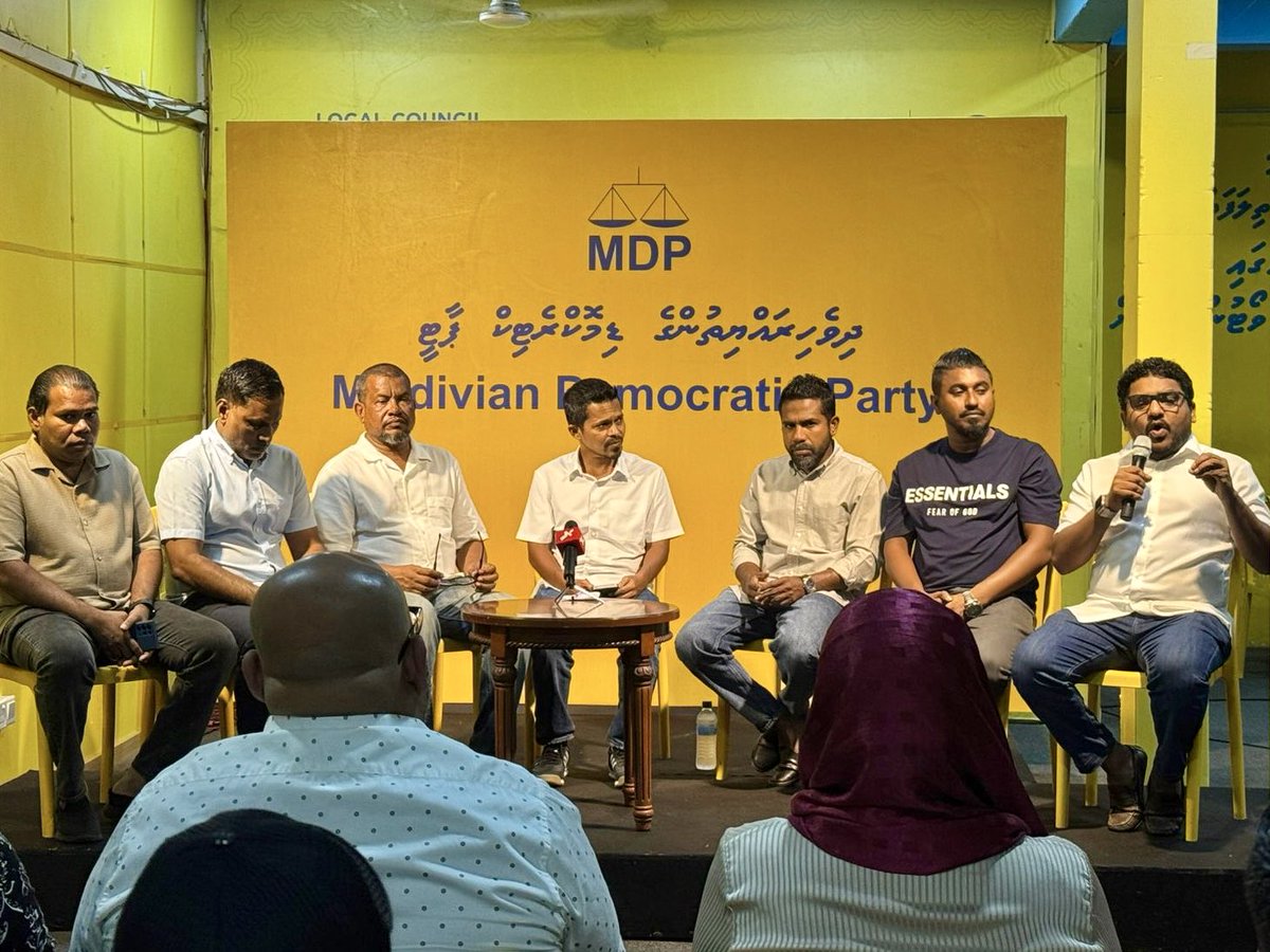 charly_thuthu's tweet image. ސަރުކާރުން ރައްޔިތުންގެ ބޯހިޔާވަހިކަމަށް އިހުމާލުވެފައިވާތީ އެމްޑީޕީގެ ޕާލިމެންޓްރީ ގްރޫޕުން ބާއްވާ އޯޕެން މައިކް އިވެންޓް ދަނޑިކޮށީ ހަރުގޭގަ ކުރިއަށްދަނީ.

#LootuvaifiLootuvaifi