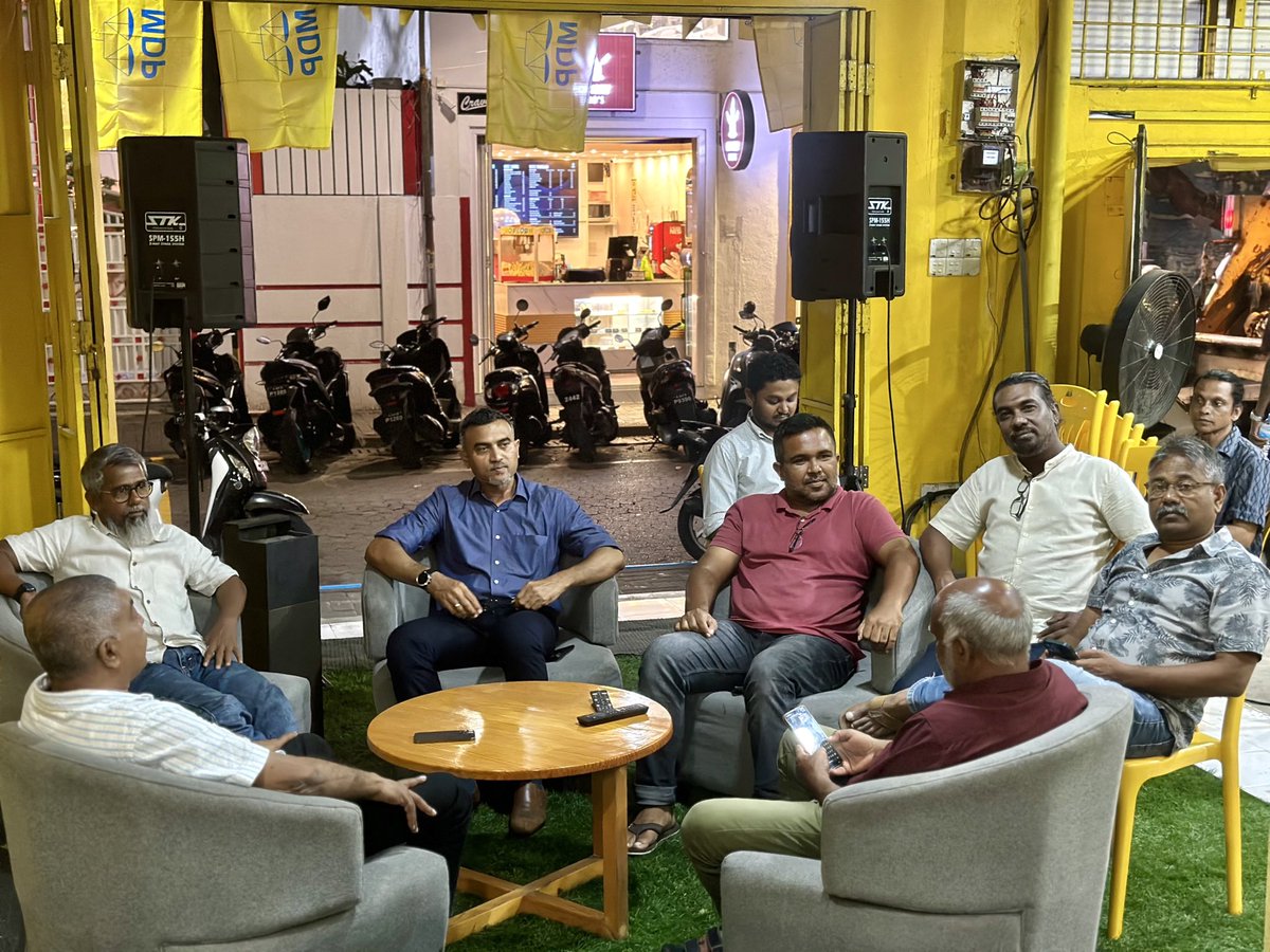 charly_thuthu's tweet image. ސަރުކާރުން ރައްޔިތުންގެ ބޯހިޔާވަހިކަމަށް އިހުމާލުވެފައިވާތީ އެމްޑީޕީގެ ޕާލިމެންޓްރީ ގްރޫޕުން ބާއްވާ އޯޕެން މައިކް އިވެންޓް ދަނޑިކޮށީ ހަރުގޭގަ ކުރިއަށްދަނީ.

#LootuvaifiLootuvaifi