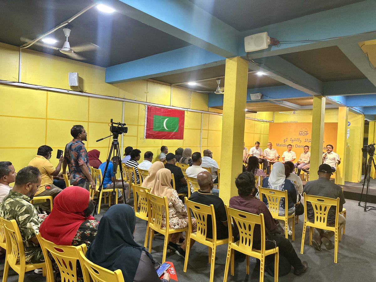 charly_thuthu's tweet image. ސަރުކާރުން ރައްޔިތުންގެ ބޯހިޔާވަހިކަމަށް އިހުމާލުވެފައިވާތީ އެމްޑީޕީގެ ޕާލިމެންޓްރީ ގްރޫޕުން ބާއްވާ އޯޕެން މައިކް އިވެންޓް ދަނޑިކޮށީ ހަރުގޭގަ ކުރިއަށްދަނީ.

#LootuvaifiLootuvaifi