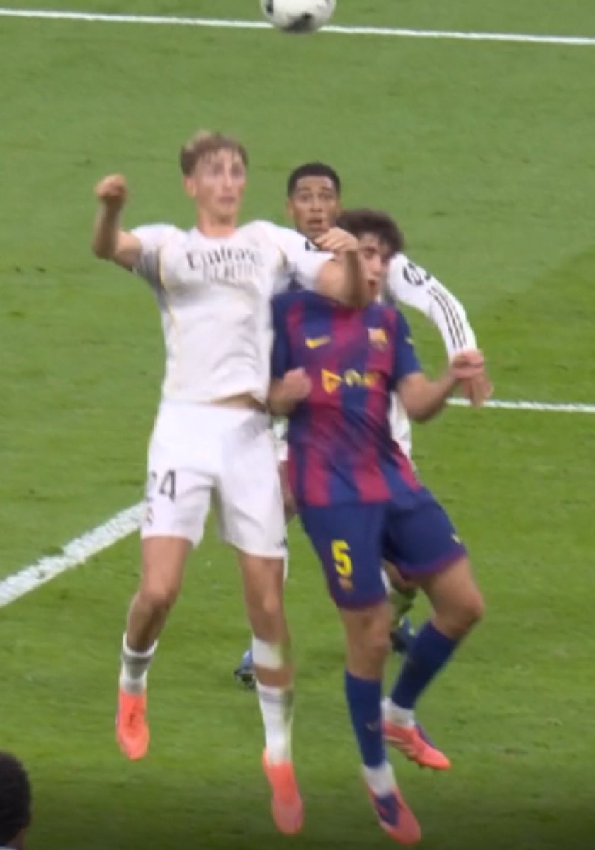 Así gana la mafia de Real Madrid.
Y si esto no fuera suficiente le habían regalado un penalti de 4 rebotes que es increíble.
Son la escoria que no para de manchar la imagen de fútbol.