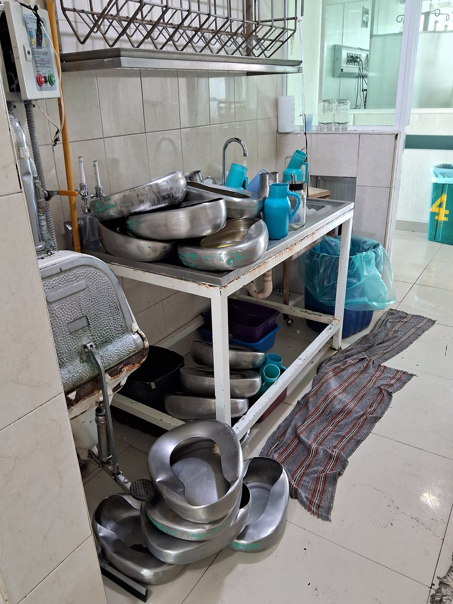 delgadojuradoa's tweet image. @zoerobledo @Tu_IMSS @IMSS_Bienestar  desde ayer por la mañana HAY agua en la Clínica 53 de Los Reyes, los baños asquerosos , ni para el personal , para que realice el lavado de manos , que n9s esperamos infecciones cruzadas????