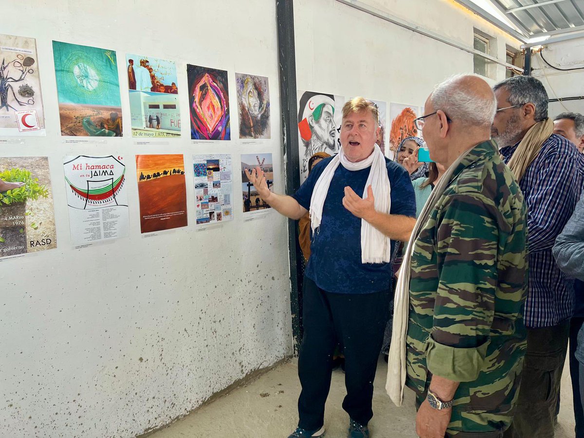 Hoy Día Internacional de los y las Artistas, el Presidente Ghali inauguró #ARTifariti2025, con visita a la muestra #50GrandesÉxitos y otras, y a un gran frig saharaui. El acto, dirigido por el Ministro de Cultura, culminó con el homenaje a Jadiya Hamdi.
✌🏽🇪🇭 #ArteYResistencia