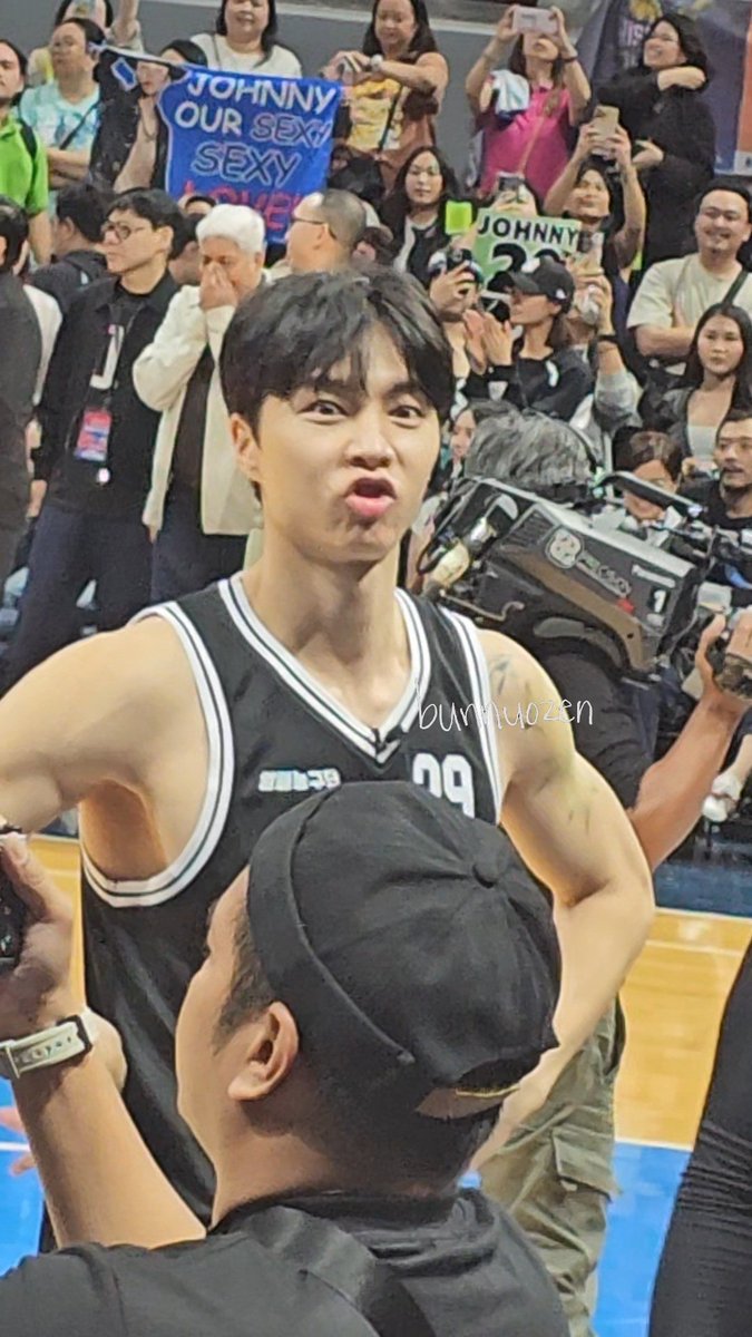 bunnuozen's tweet image. Johnny&apos;s reaction to @basontheblock &apos;s noot noot cutout 

#shootofasia
#DunkItJohnnySuh