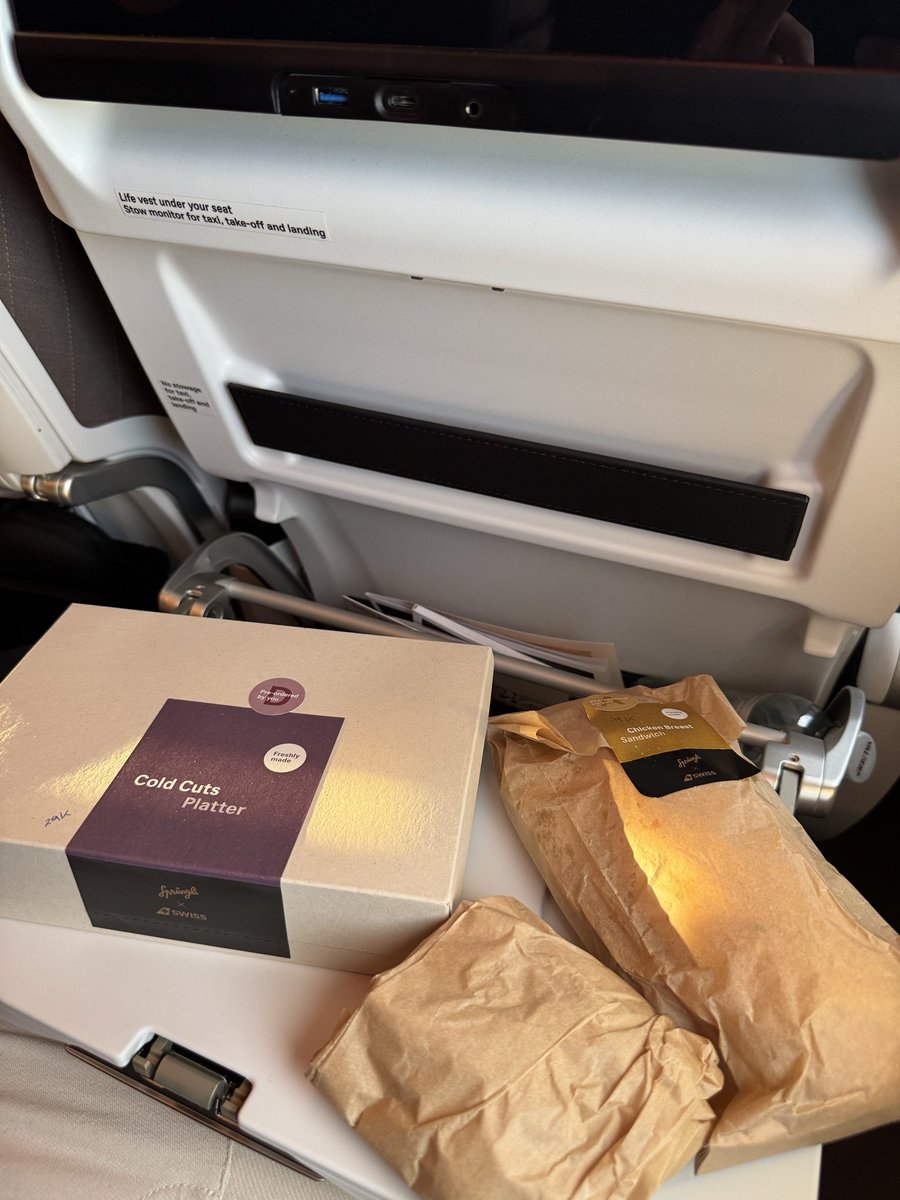geeks_aviation's tweet photo. Inside yesterday’s Inaugural SWISS A350 flight to Palma de Mallorca 

3) Inflight

#Swiss #A350 #Zurich #Switzerland https://t.co/C1EW5n6Huj