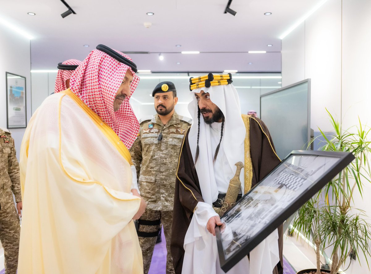 تشرفت هذا اليوم بإهداء صاحب السمو الملكي الأمير حسام بن سعود – حفظه الله – صورة تاريخية تُوثّق زيارة الملك سعود بن عبدالعزيز – طيب الله ثراه – لمنطقة الباحة عام 1374هـ، وهي شاهد مهم على مسيرة التنمية في المنطقة وعمق ارتباط القيادة بها