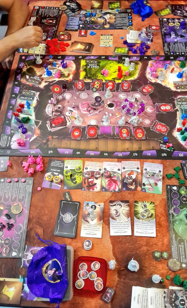 Wonderland's War a 5. Es un juegazo, diversion, asimetria, combos, tiene minis, es lindo, con interacción, de todo un poco. Me encanta, es muy recomendable. Gracias <a href="/pablo_cazorla/">Pablo Cazorla</a> #juegosdemesa #boardgames #bgg