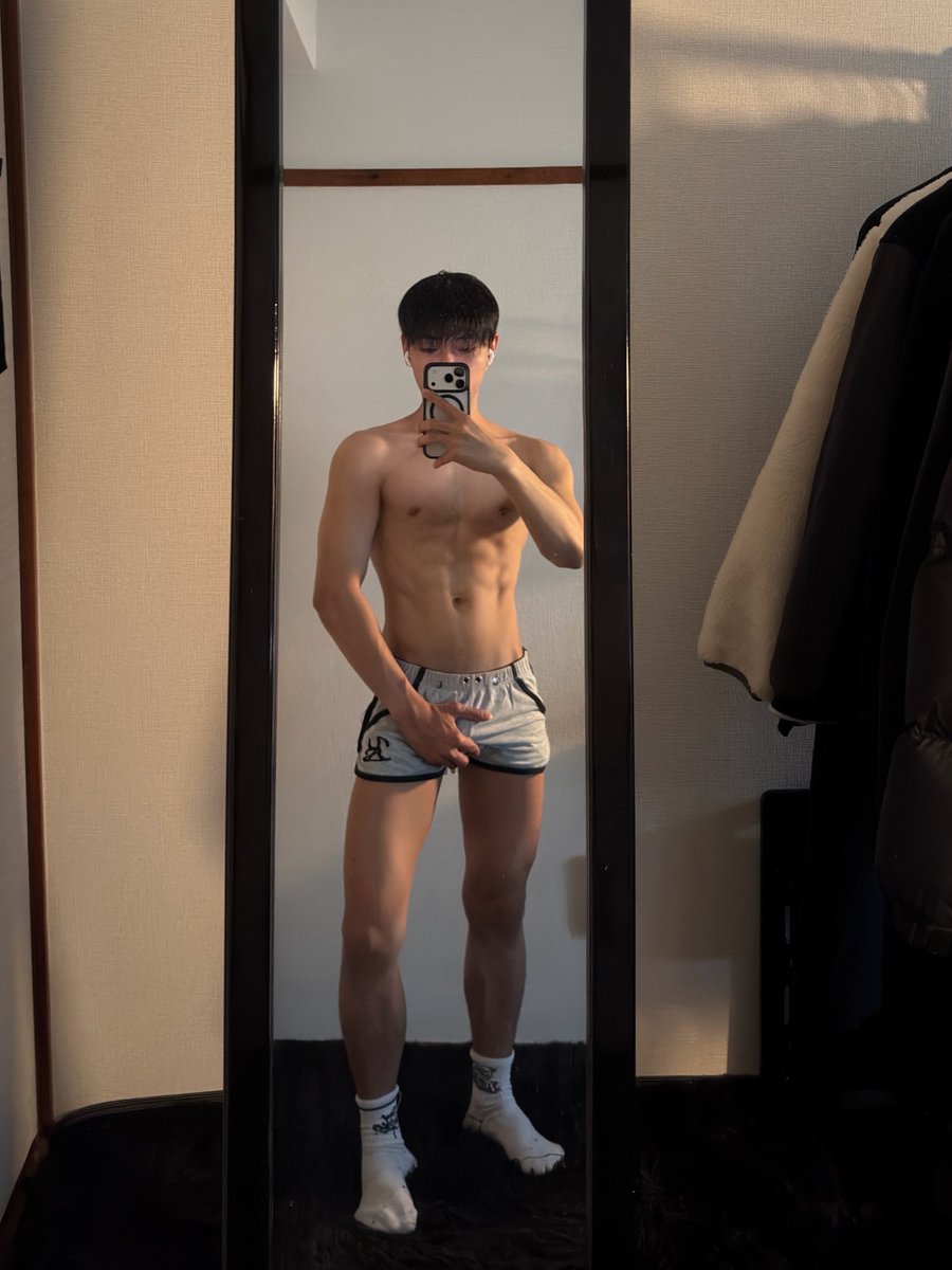 IAN_00311's tweet photo. 新しいパンツ買ったんだけど、似合ってるかな？🤔 https://t.co/pVhykbEPAi
