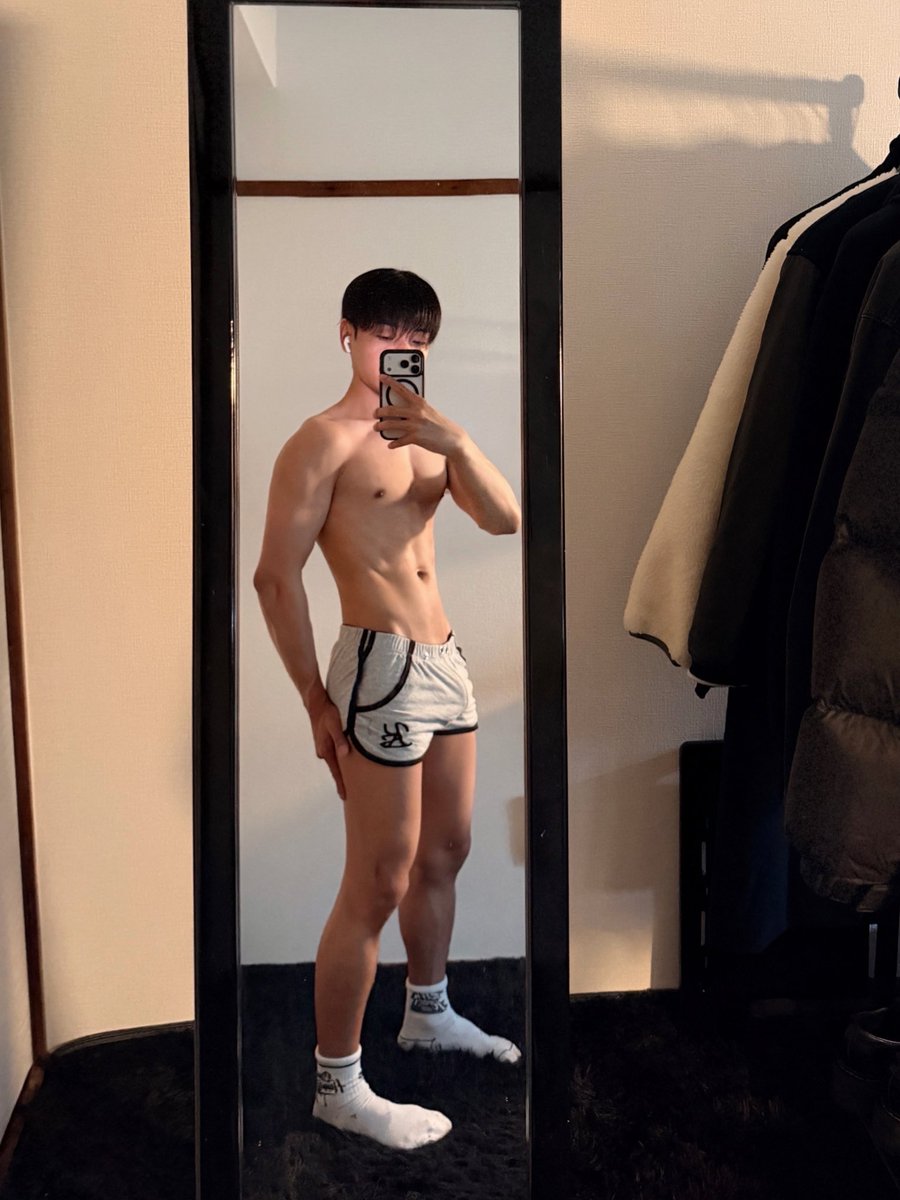 IAN_00311's tweet photo. 新しいパンツ買ったんだけど、似合ってるかな？🤔 https://t.co/pVhykbEPAi