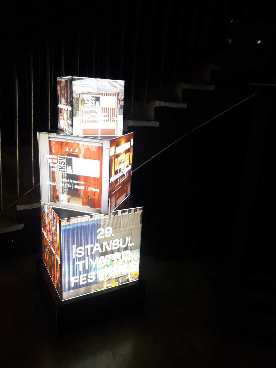 tugcemozkaya's tweet photo. #istanbulkaçperde 
29. İstanbul Tiyatro Festivali 🎭
#modasahne 
Bir kadının kavgaları ve dönüşümleri 
#OnurÜnsal 🎭 
Yer yer gözlerim dolarak, kendimden parçalar bularak izlediğim tek kişilik muazzam bir peformans 😍😍♥️ https://t.co/7unfCRGh7A