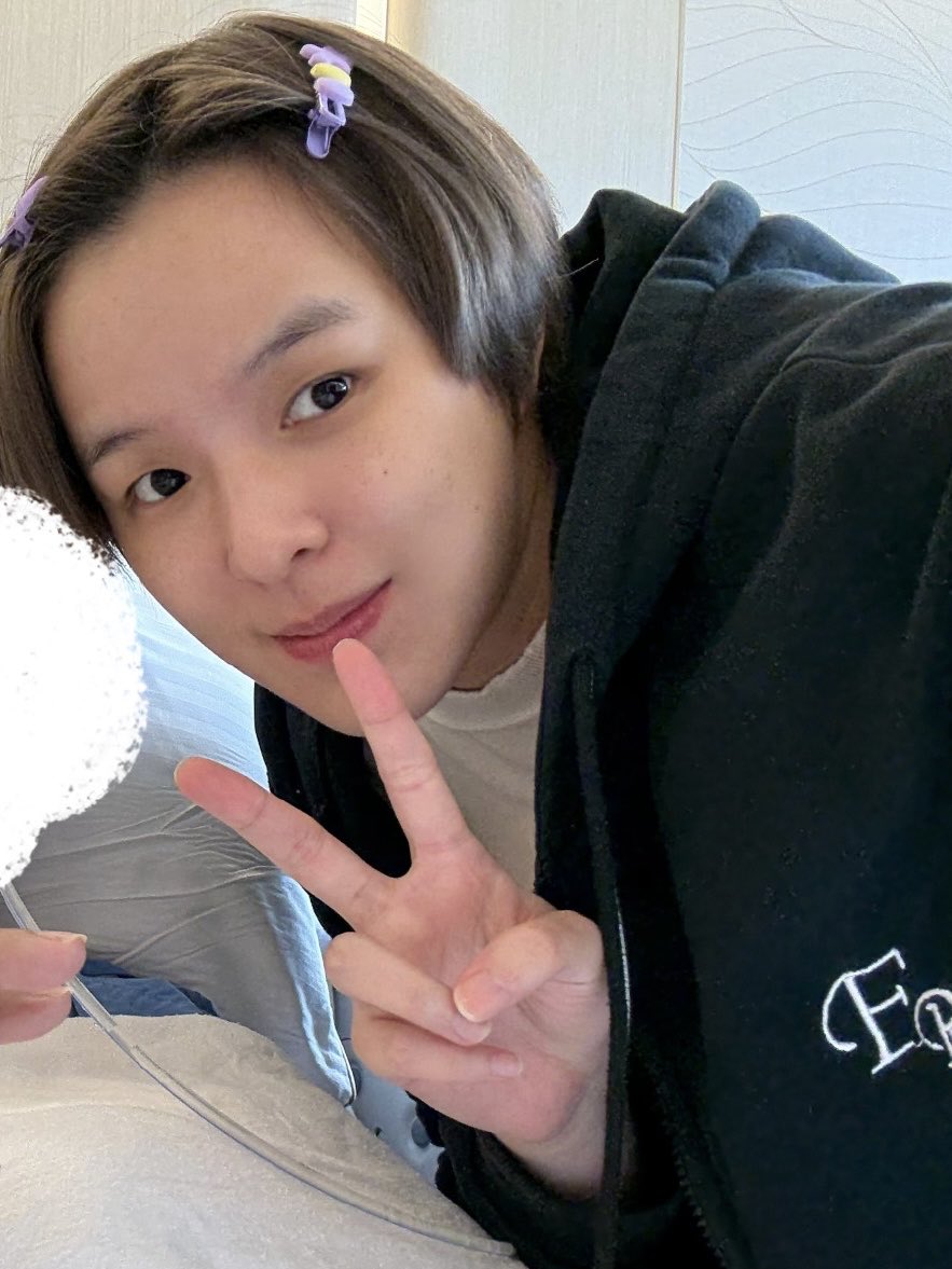pengjiiiii_e's tweet photo. วันนี้คนเก่งของพี่มาอัพเดทอาการหม่าม้าอีกแล้ว น่ารักมากเลย

หม่าม้าต้องชอบกิ๊ฟเซ็ตนี้แน่เลย ชู2นิ้วให้กล้องด้วย ขอให้การก��ยภาพของหม่าม้าผ่านไปได้ด้วยดีและดีขึ้นเรื่อยๆในทุกๆวันน้า คุณหม่าม้าเก่งที่สุดเลยค่ะ เป็นกำลังใจให้เสมอนะคะ

ด้วยรัก เสมอมา❤️ https://t.co/piM4vXgYFX